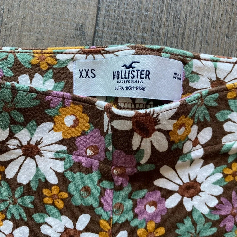 Hollister floral pants - Picture 2 of 7